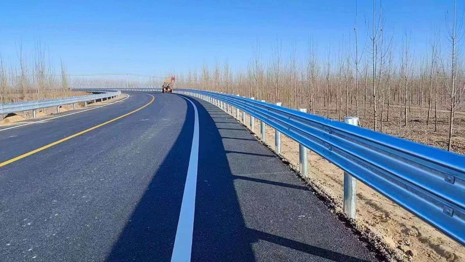 道路划线.jpg 道路划线.jpg