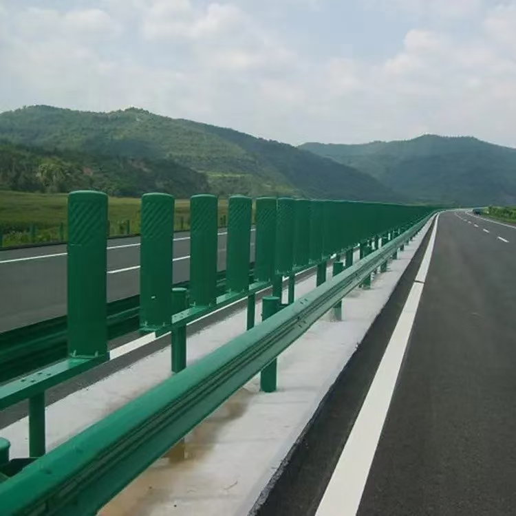 中间隔离波形护栏.jpg 中间隔离波形护栏.jpg