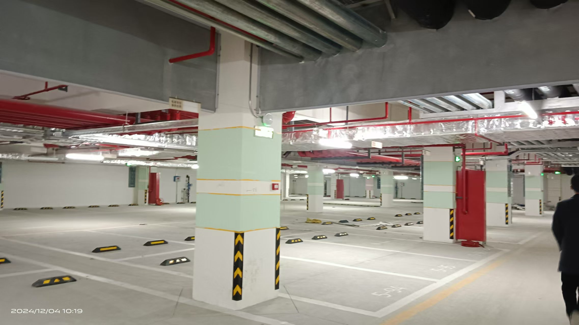 地下车库交通设施安装.jpg 地下车库交通设施安装.jpg